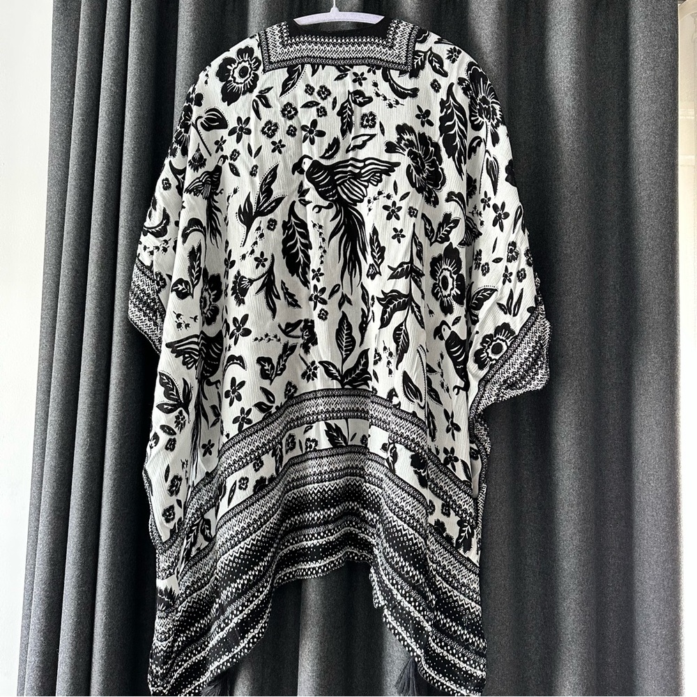 Vince Camuto Black and White Floral Kimono - Picture 3 of 6